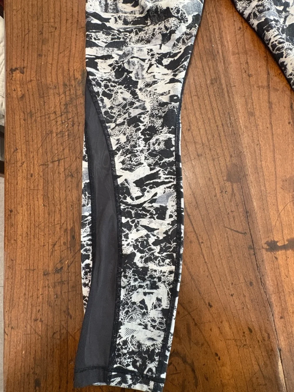Lululemon Train Times 7/8 Leggings Interlaced Starlight Black White Mesh Size 4 - Picture 8 of 9